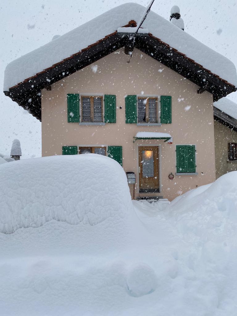 Chalet innevato in Leventina